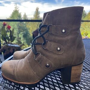 Sorel Women's Lace Up Brown Boots